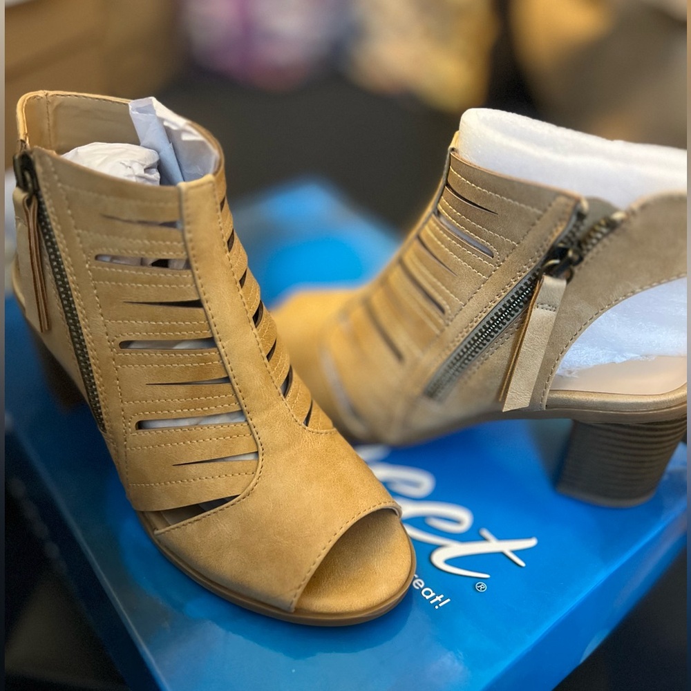 Easy Street Women's Tan Peep-Toe Ankle Boots / Sandals, Block heels. Size 5, NWB